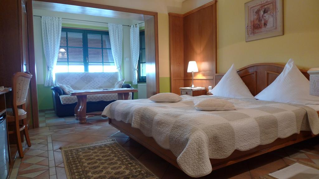 Gosciniec Stara Kuznia Hotel Debska Kuznia Phòng bức ảnh